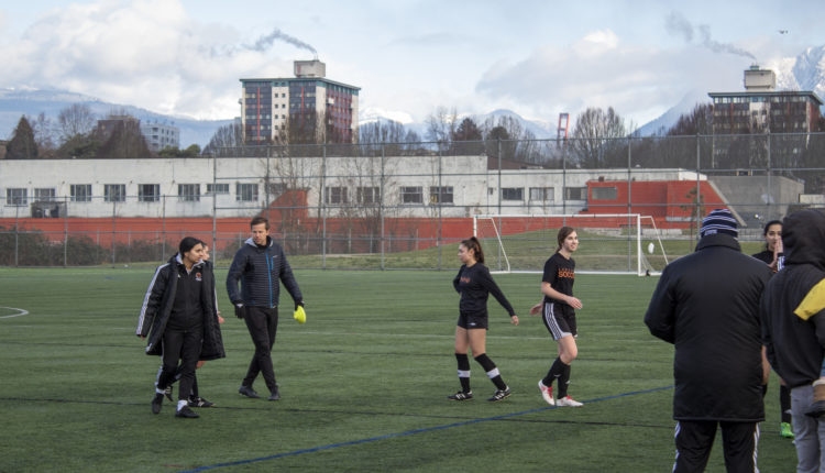 Mark Eckerle discussing with the players at Trillium Park. Photo by Ryan Ng