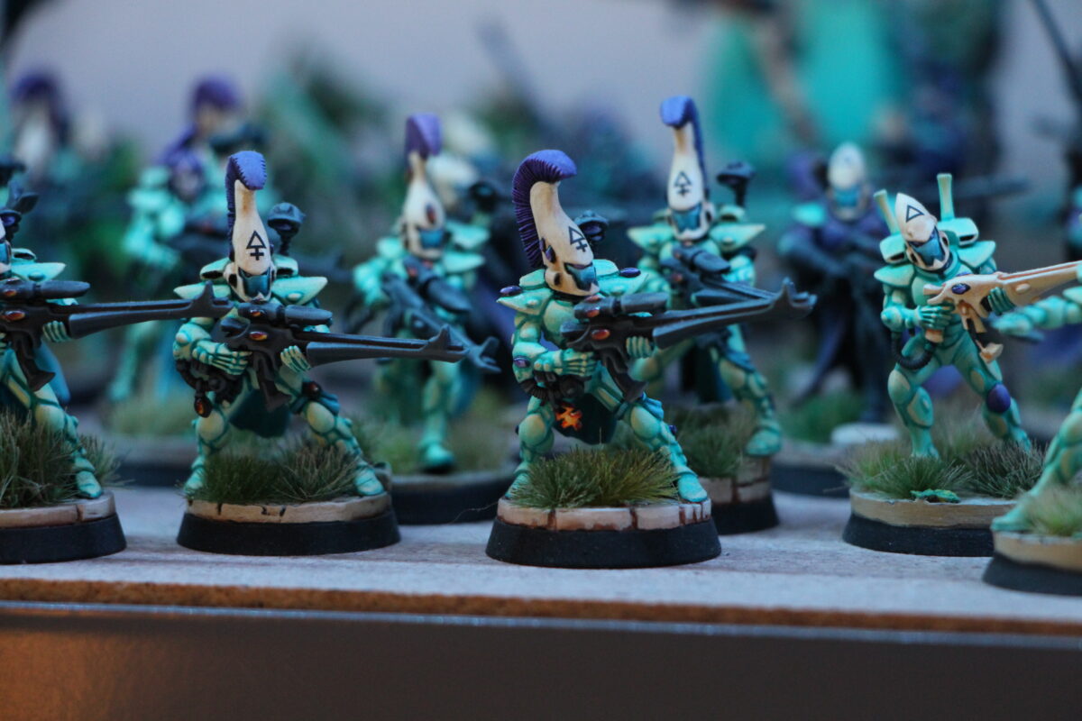 Teal-coloured Aeldari warriors